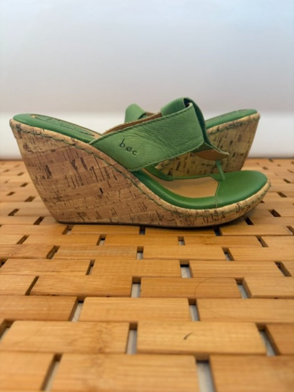 BOC green leather w/ cork heel sz 7.5